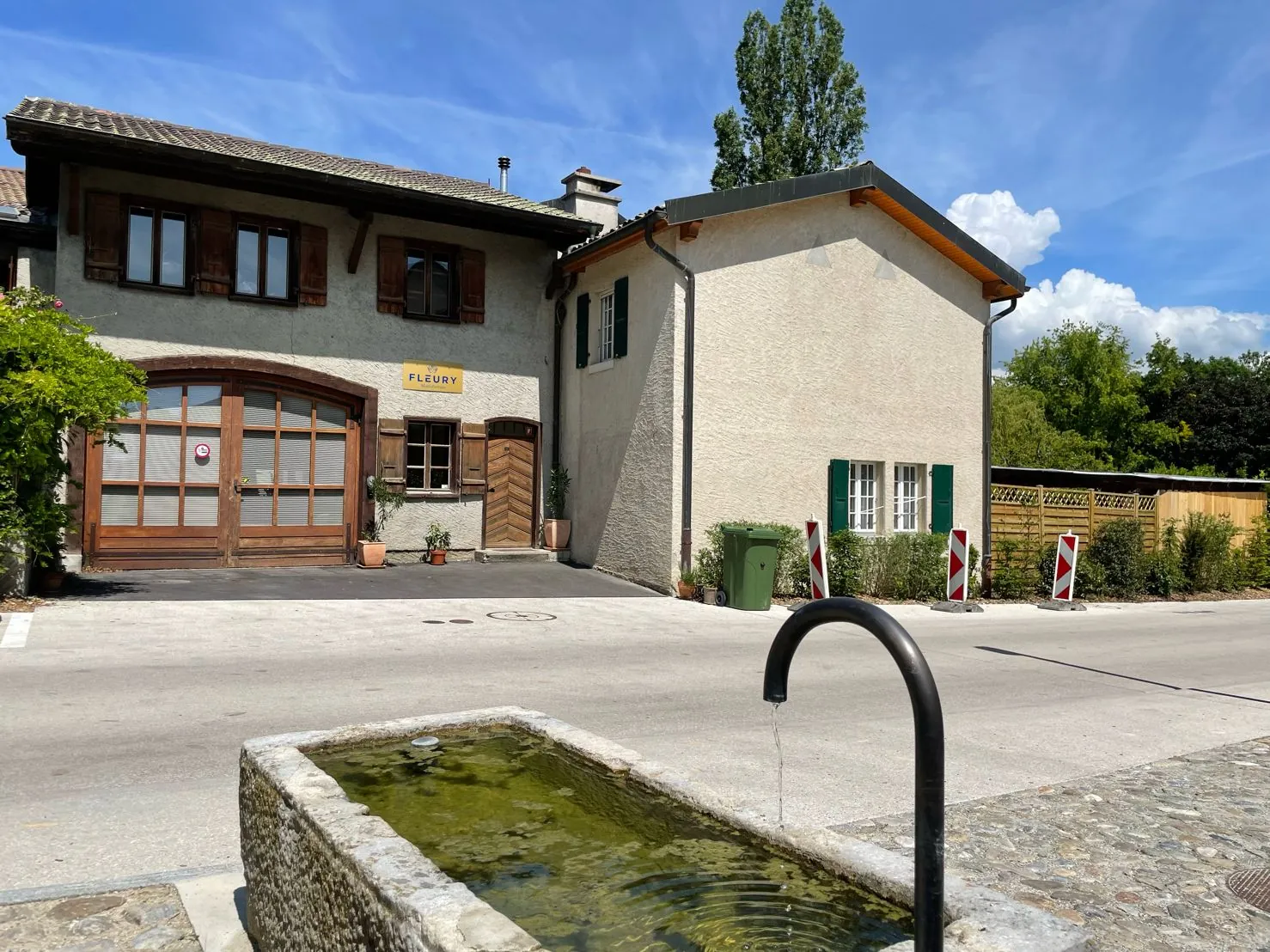 La maison de l’atelier Fleury à Choulex, avec sa fontaine